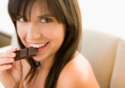 Женщин от инсульта защитит шоколад