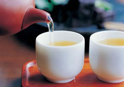Чаем можно лечить не только простуду, но и гипертонию