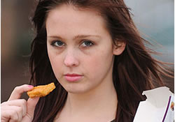 Школьница убивает себя, питаясь всю жизнь одними наггетсами