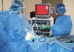 Нейрохирург - «многостаночник» и выполнил 2 операции одновременно