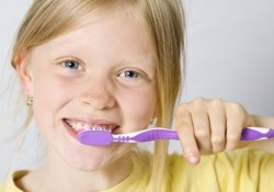 Почему вредно чистить зубы сразу после еды