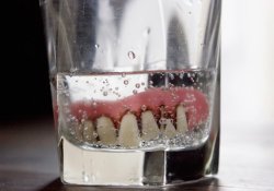 Желтые зубы и рак: что общего