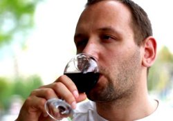 Безалкогольное вино полезно не только алкоголикам, но и гипертоникам