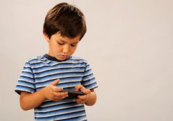 Реабилитация телевизоров: в детском ожирении они виноваты меньше, чем смартфоны