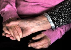 100-летнюю Анну не приняли в дом престарелых из-за крепкого здоровья