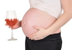 Почему беременным нельзя ни капли спиртного – даже шампанского на Новый год