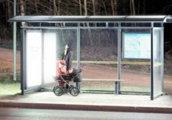 Яркие лампы на остановках общественного транспорта спасут от сезонной депрессии