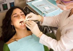 Кошмар в кабинете дантиста: шведский врач «уронил» сверло в легкое пациентки