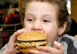 Скрытая угроза: любимая еда может вызывать у детей астму и экзему