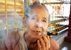 Курящие женщины теряют зубы быстрее, чем мужчины