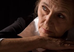 Почему в старости отсутствие общения опаснее просто жизни в одиночестве