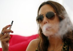 Французские ученые обвинили электронные сигареты в способности вызывать рак
