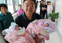 Время перемен: в Китае 60-летняя женщина родила двойню