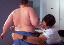 Родители 11-летнего мальчика, весящего 95 кг, предстанут перед судом