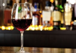 Больница во Франции открывает винный бар для пациентов