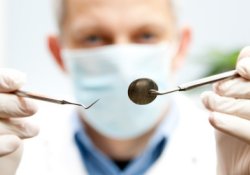 Стоматолога, искалечившего почти 3 000 больных, нашли в Канаде