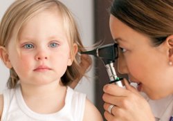 Отиты у детей: как вирусы простуды «сотрудничают» с возбудителями воспалений уха
