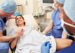 Одинокие шведки смогут испытать радость материнства за счет государства