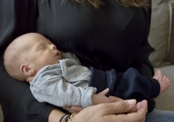 Шведка успешно родила ребенка, выношенного в «чужой» матке