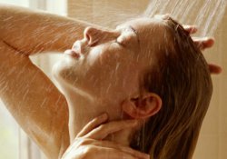 Как экономить воду: английские студенты призывают мочиться во время приема душа