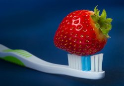 Сода с клубникой зубов не отбелит: разрушен очередной миф