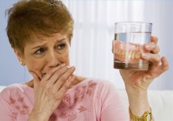 Чтобы не заболеть пневмонией, «фальшивые зубы» надо перед сном вынимать изо рта