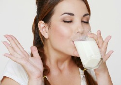 «Двуличие» молока: детям полезно, а взрослым женщинам не очень…