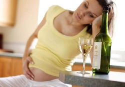 Пить или не пить: врачи разрешили беременным «пригублять»