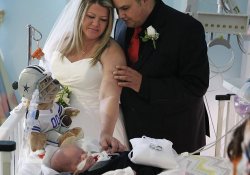 Пара из США сочеталась законным браком возле кувеза с их недоношенным сыном