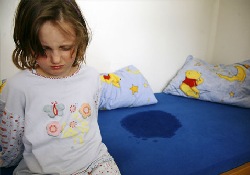 При детском ночном энурезе наказание лишь ухудшит ситуацию