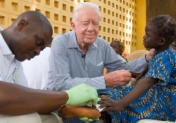 90-летний экс-президент США помогает африканцам избавиться от опасных болезней