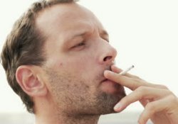 Почему курение грозит опасными переломами костей мужчинам