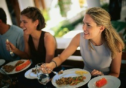 Почему привычка питаться в ресторанах и кафе грозит ранней гипертонией