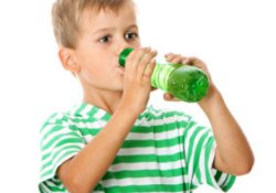 Компонент материала для изготовления пластиковых бутылок опасен для детей