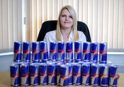 Англичанку, выпивавшую в день по 24 банки энергетика, спасли психиатры