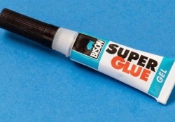 Англичанка 10 лет закрепляла выпавшие зубы с помощью «суперклея»