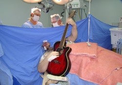 Во время нейрохирургической операции пациент «развлекал» врачей игрой на гитаре