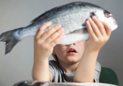 Жирная рыба защищает детей от аллергий