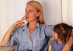 Молодые матери, бывшие курильщицы, возвращаются к вредной привычке из-за стресса