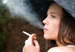 Женское здоровье: курение приближает начало климакса