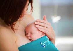 Для недоношенных детей контакт с матерью полезнее выхаживания в «инкубаторе»