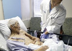 Ради спасения обожженной кисти врачи «зашили» ее в живот пациента