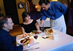 Толстые официанты – угроза переедания для посетителей