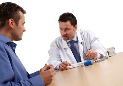 При мужском бесплодии нужно обследоваться у врачей разных специальностей