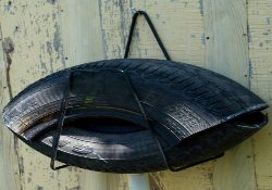 Старые автомобильные покрышки – радикальное средство борьбы с опасными комарами