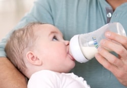 Размер бутылочек для кормления может влиять на вес малышей