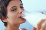 Можно ли пить молоко, когда кормишь грудью?