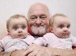 Самому старому отцу близнецов в Великобритании 71 год