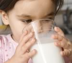 Дети, которые пьют жирное молоко, весят меньше