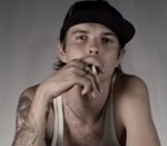 Дискриминация заставляет мальчиков курить